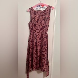 Elle sleeveless dress size L. Mauve with purple floral print.